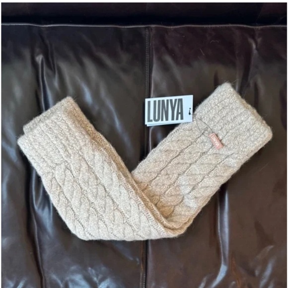 @lunyatic is LIVE now!  Come join my niche luxury show - Picture 4 of 4